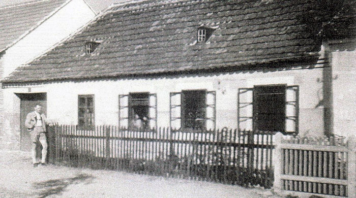 Gottlieb Tuzar before his home in Dietersdorf