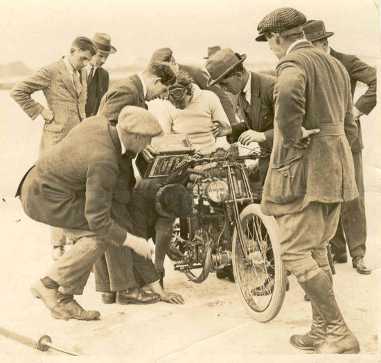 Trump motorfiets wordt bijgetankt tijdens Brooklands Double 12
