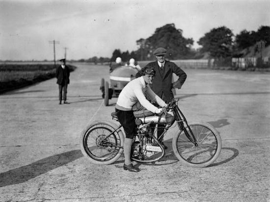 Mrs. Janson op haar Trump motorfiets op Brooklands