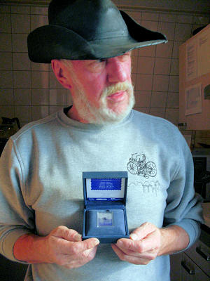 Jan Termaaten met zijn speciale zilveren jubileumzegel