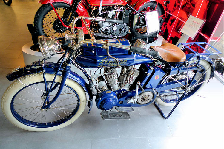 Hendee Special met elektrische starter in het museum van Trev Deeley