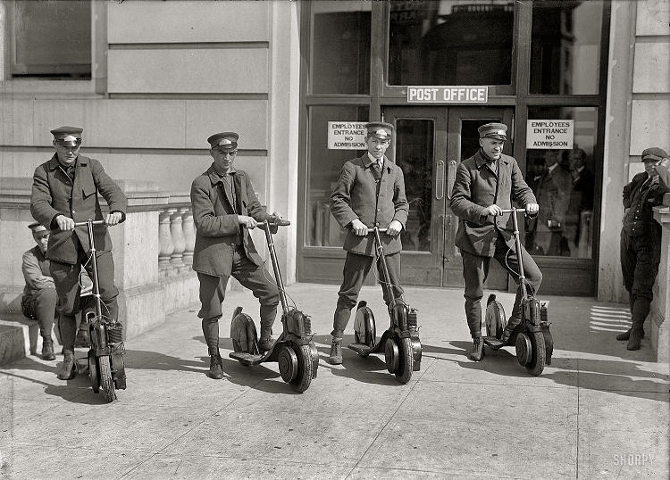 Amerikaanse postbodes op Autoped poseren voor de foto