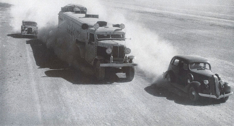 Een Nairn Transport Company convooi op weg door de woestijn