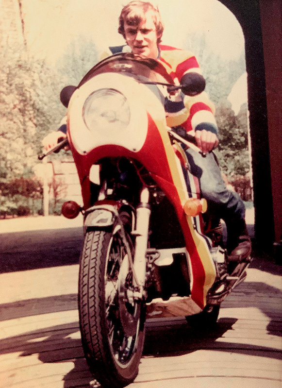 Leendert op de Suzuki GT750 in Barry Sheene kleuren