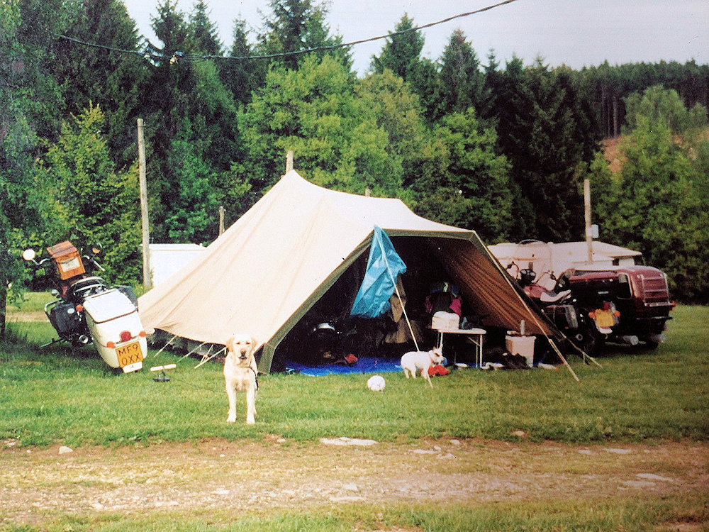Op de camping met Moto Guzzi met zijspan en Freebird