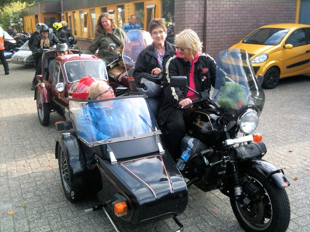 Puck op het Moto Guzzi Mille zijspan