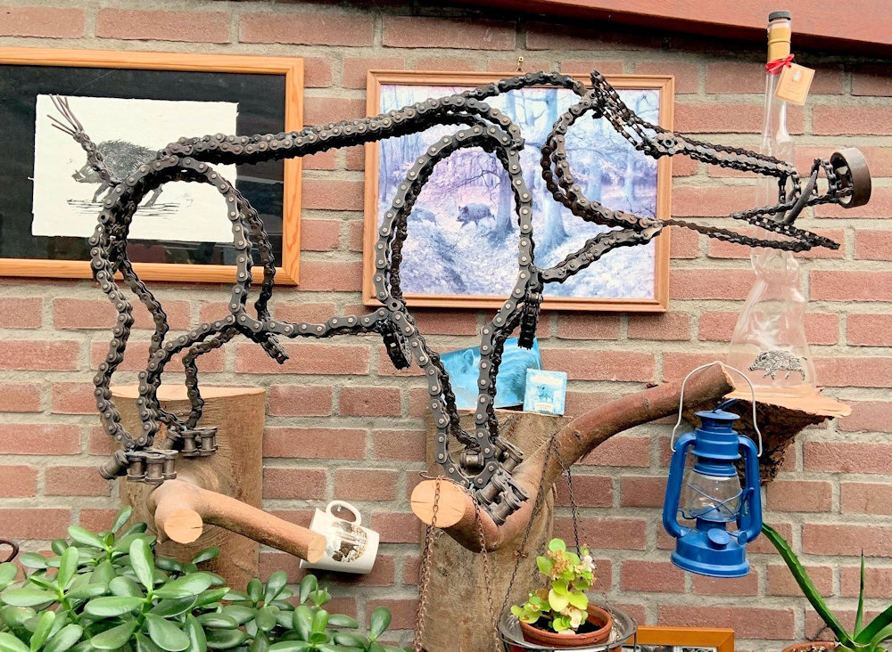 WIld Zwijngemaakt van motorkettingen