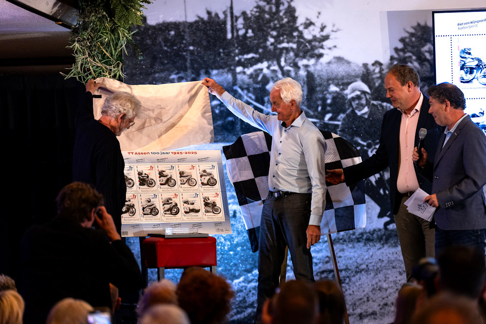 Onthulling postzegelvel Nederland ter gelegenheid van 100 Jaar TT-Assen door Egbert Streuer en Wil Hartog