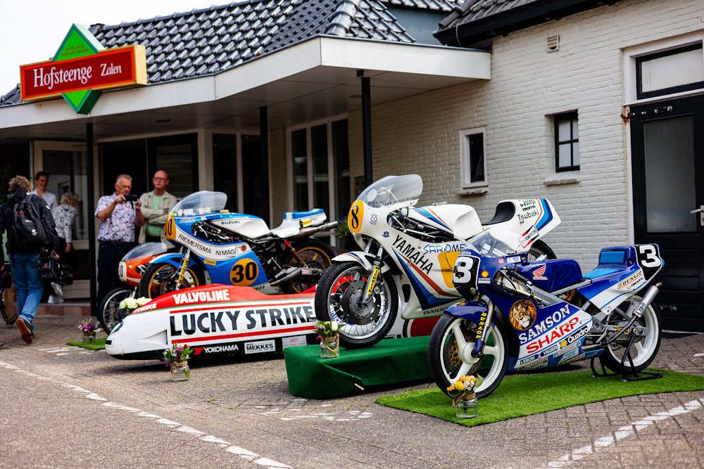 De motoren van de Nederlandse TT-winnsars bij de ingang