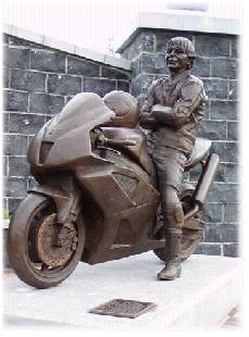 Het beeld ter nagedachtenis aan Joey Dunlop