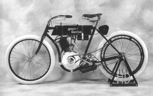 De eerste Harley Davidson (foto: Harley-Davidson Motor Co.)