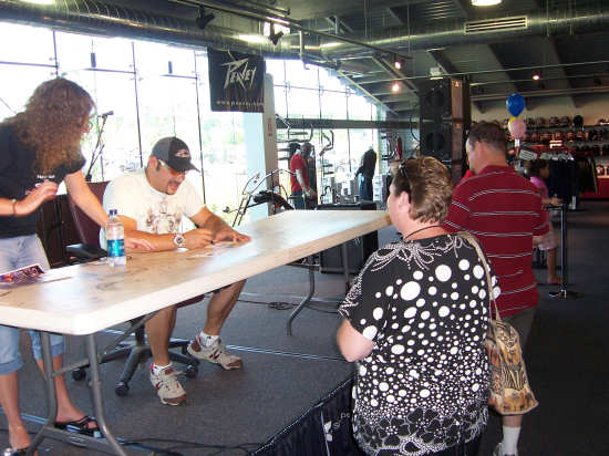 Paul Teutel signeert de enveloppen